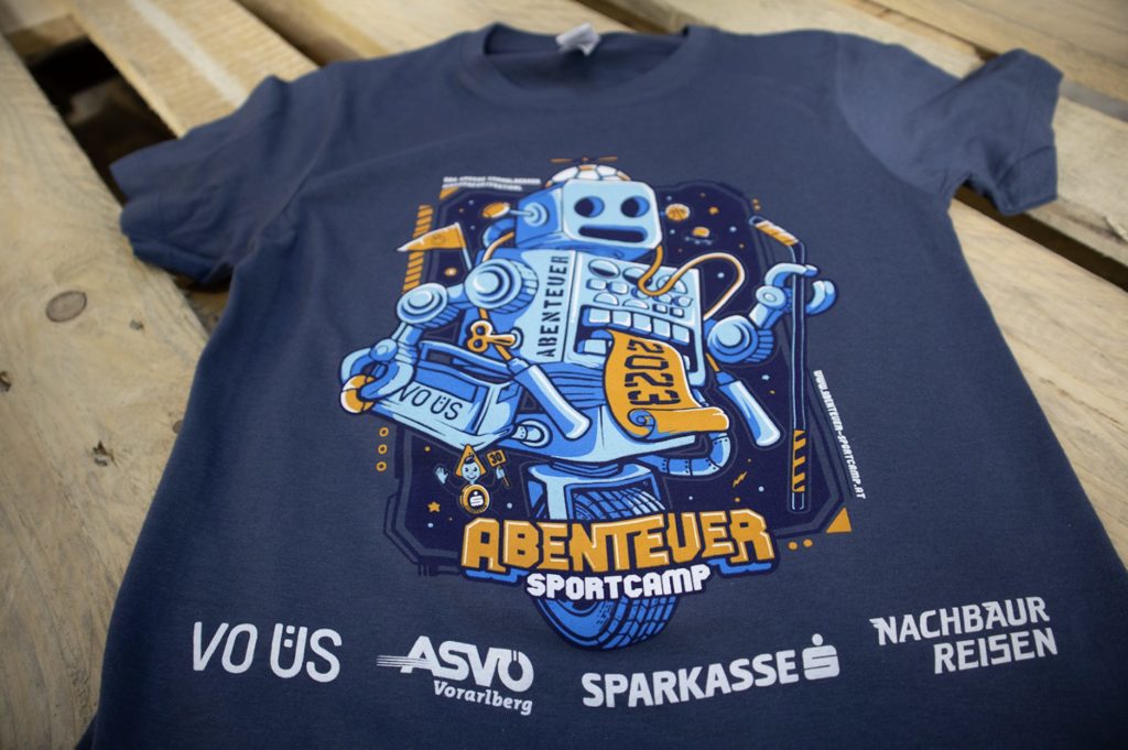 Mit Motiv bedrucktes Shirt des Abenteuer-Sportcamps.