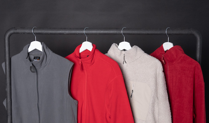 Vier Jacken aus Fleece-Stoff in Grau, Rot, Beige und Dunkelrot