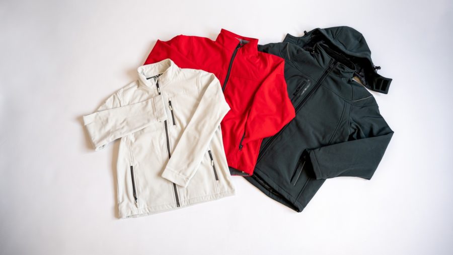 Eine weiße, rote und graue Jacke aus Softshell-Stoff