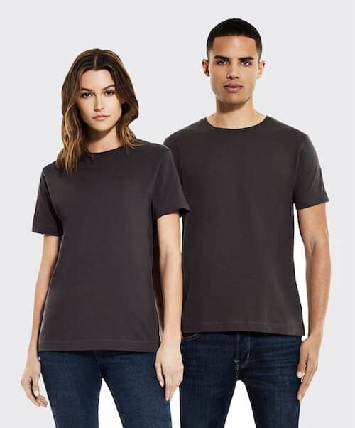 Pärchen in schwarzen nachhaltigen T-Shirts