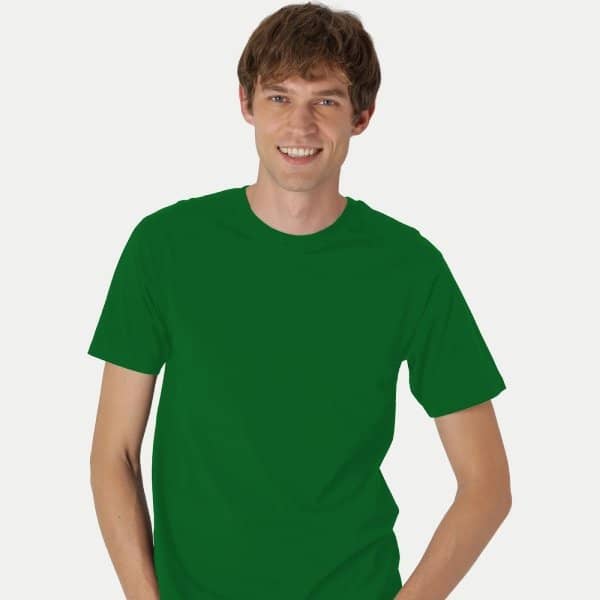 Männliches Model in einem grünen Herren T-Shirt aus Bio-Baumwolle