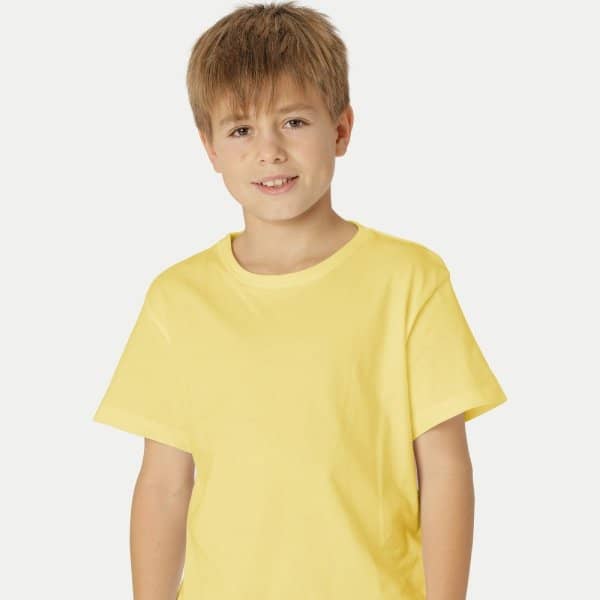 Kindermodel in einem gelben Kinder T-Shirt aus Bio-Baumwolle