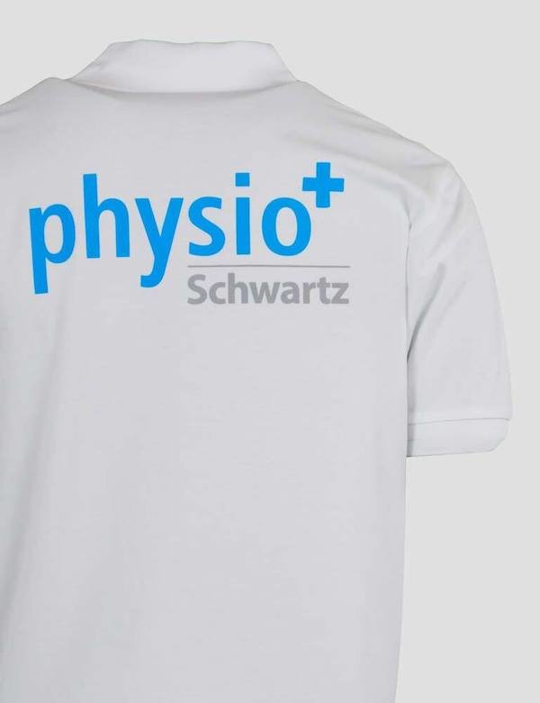 Weißes Poloshirt mit dem bedruckten Firmennamen Physio Schwartz auf der Rückseite auf Schulterhöhe
