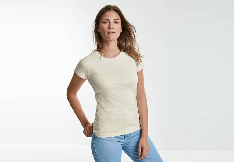 Weibliches Model mit beigem Russell T-Shirt