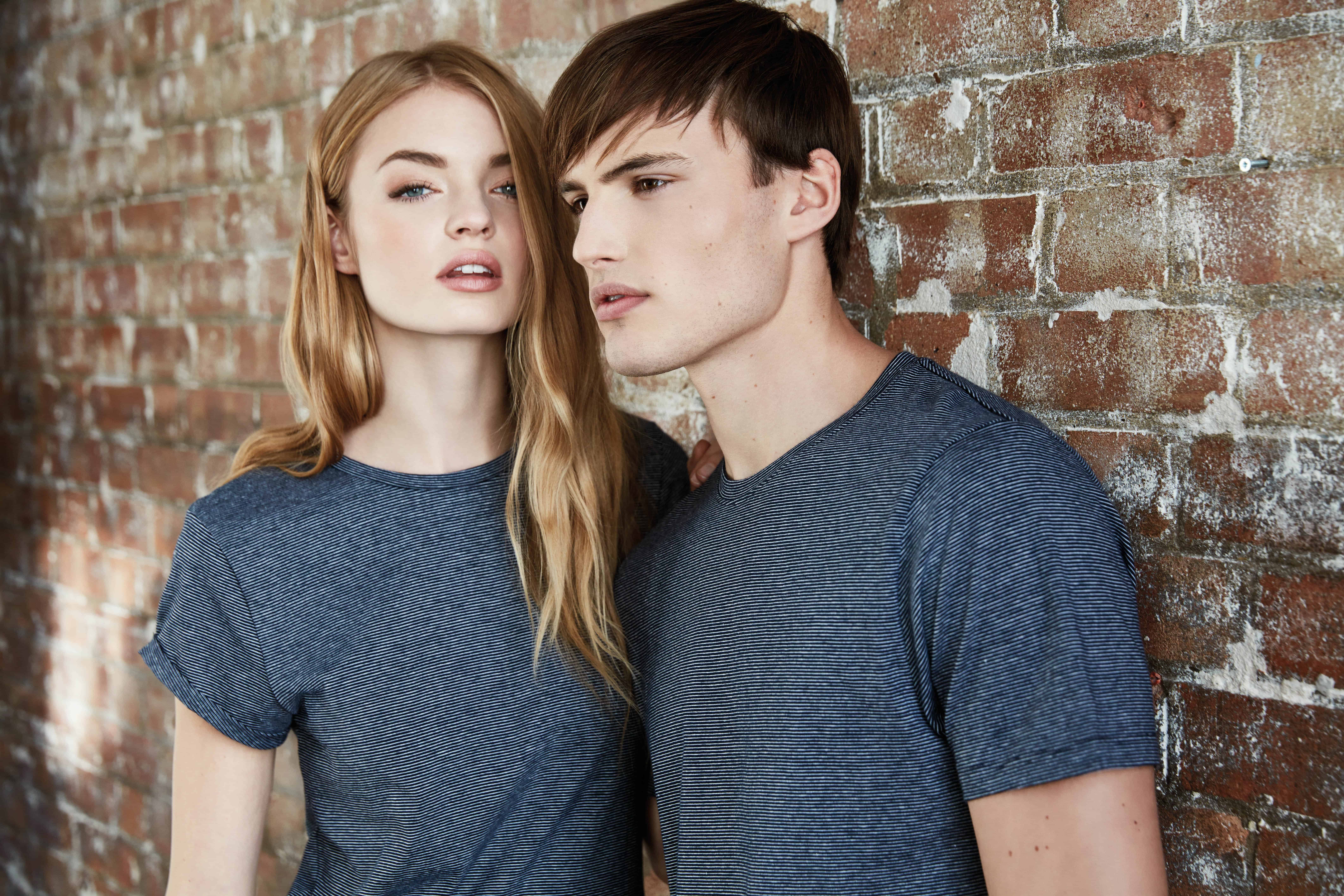 Frau und Mann in gestreiften T-Shirts von Continental Clothing